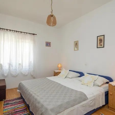 A2 Near W Patio Parking And Grill * Split