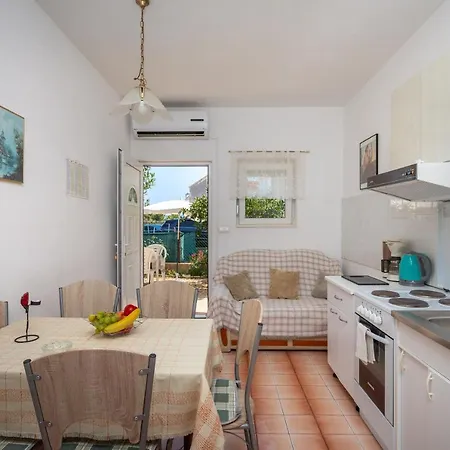 A2 Near W Patio Parking And Grill Apartment Split