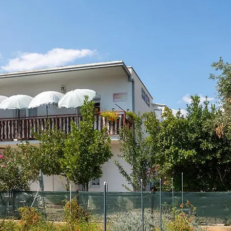 A2 Near W Patio Parking And Grill * Split