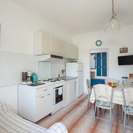 A 2 Near W Patio Parking And Grill *