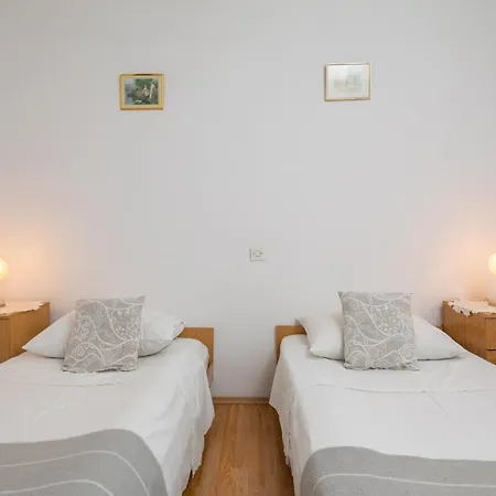 A2 Near W Patio Parking And Grill Split